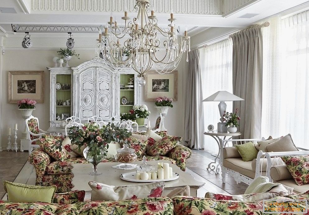 Ligereza, romanticismo, simplicidad del interior en el estilo francés