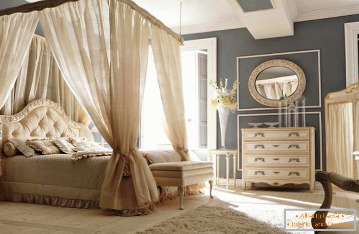 Una gran cama con dosel en el dormitorio barroco.