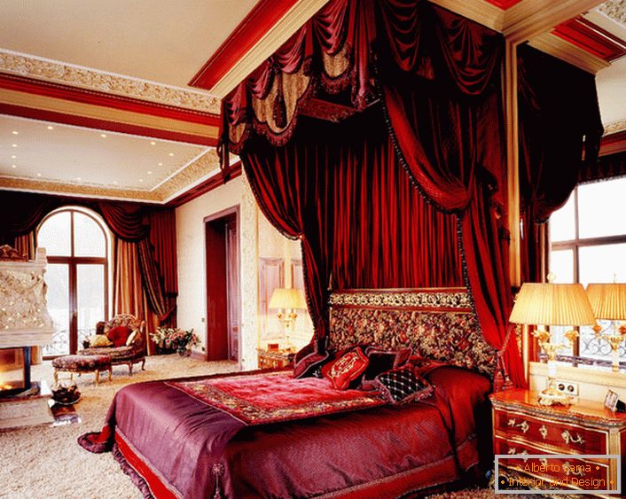 El dosel escarlata brillante masivo encaja perfectamente en la imagen general del interior. Interesante combinación de dosel sobre la cama y las cortinas.