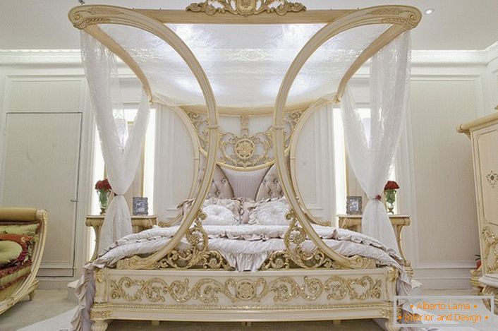 Un dosel de lujo en el dormitorio en el estilo barroco. Excelente proyecto de diseño para un dormitorio familiar.