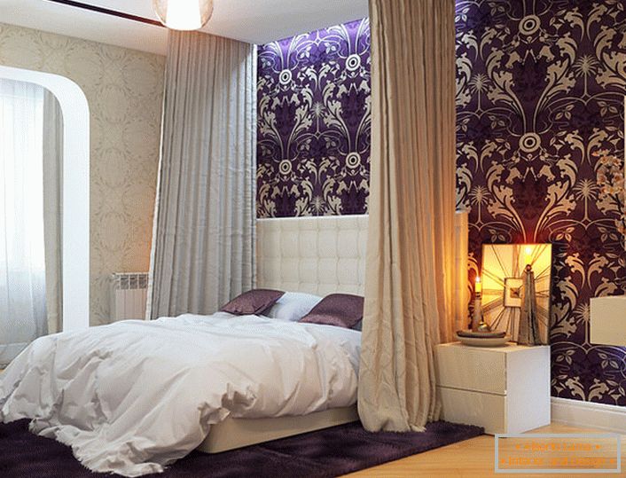 Baldahin, montado en el techo, perfectamente combinado con una cama estricta en el estilo Art Nouveau.