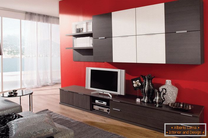 Los muebles modulares para la sala de estar le permiten ahorrar espacio. Los armarios colgantes con muchos departamentos no abarrotan el espacio.