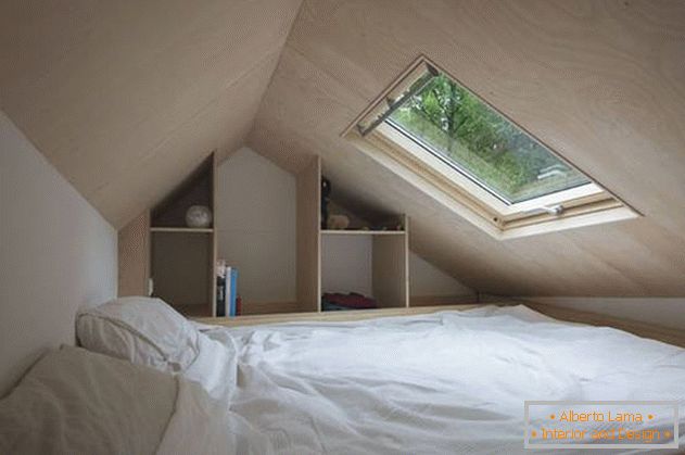 Dormitorio bajo el techo en una casa de campo sobre ruedas