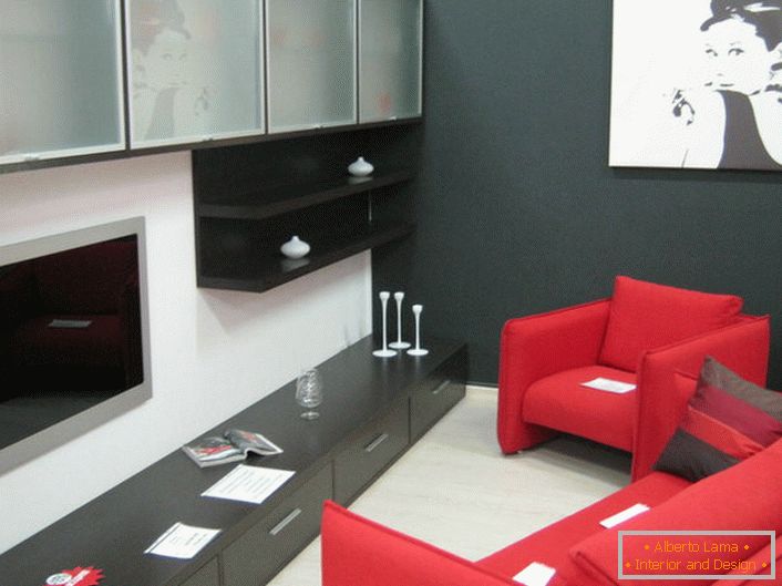 Muebles clásicos para la sala original: formas lacónicas de muebles tapizados (color rojo a la moda) y armarios colgantes con vidrio esmerilado. 