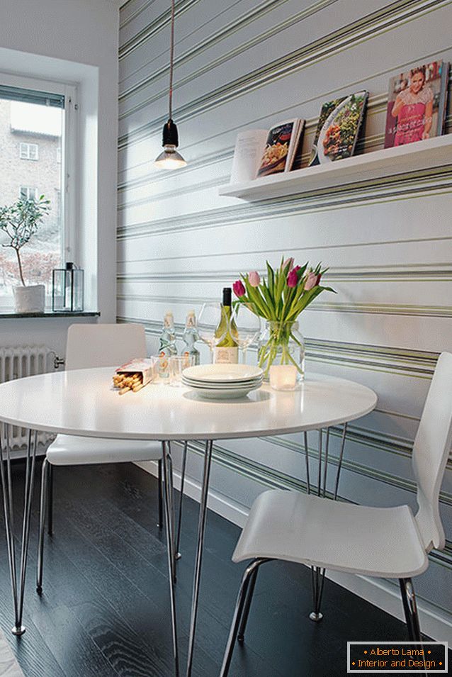 Área de comedor en un pequeño apartamento en Gotemburgo