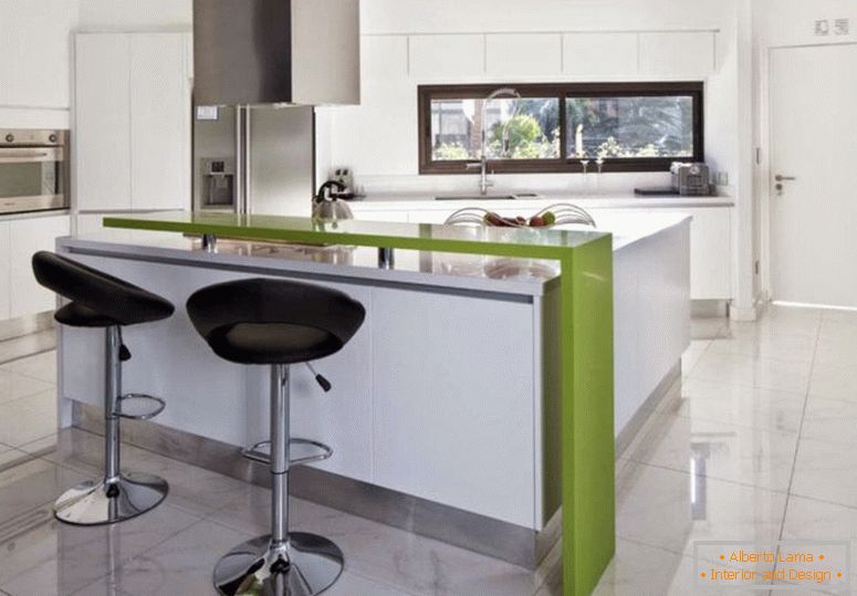 hermoso-blanco-cocina-bar-conjunto-con-decorativo-negro-taburetes-también-verde-bar-mesa-acento-inspiración