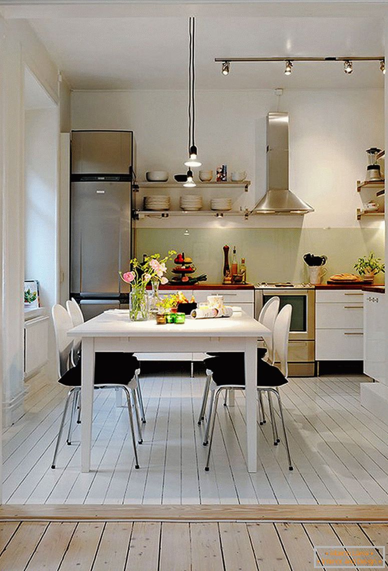 diseño retro-blanco-para-una-pequeña-cocina-más-pista-iluminación-también-negro-comedor-sillas-almohadillas-diseño