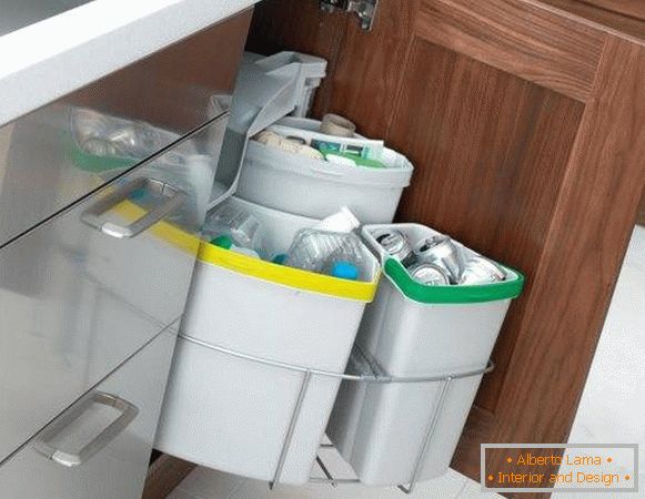 Cómo colocar un bote de basura en la cocina