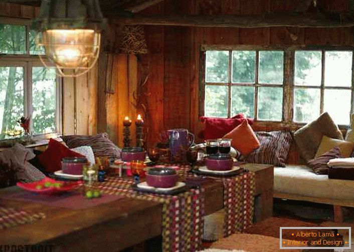 Un montón de almohadas, manteles de colores en las mesas ayudarán a crear un lugar acogedor en la sala de estar del país.
