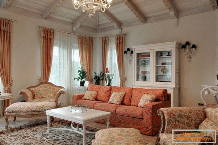 Una bonita sala de estar de estilo provenzal para una verdadera dama.