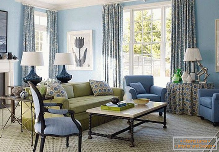Una impresión interesante sobre almohadas, cortinas y manteles define el estilo del país francés. La habitación está decorada en una delicada crema y color azul.
