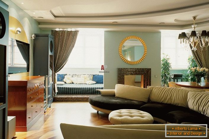 La decoración de la sala de estar en el estilo del país italiano es interesante piso de parquet. El revestimiento natural combina armoniosamente los elementos claros y oscuros.