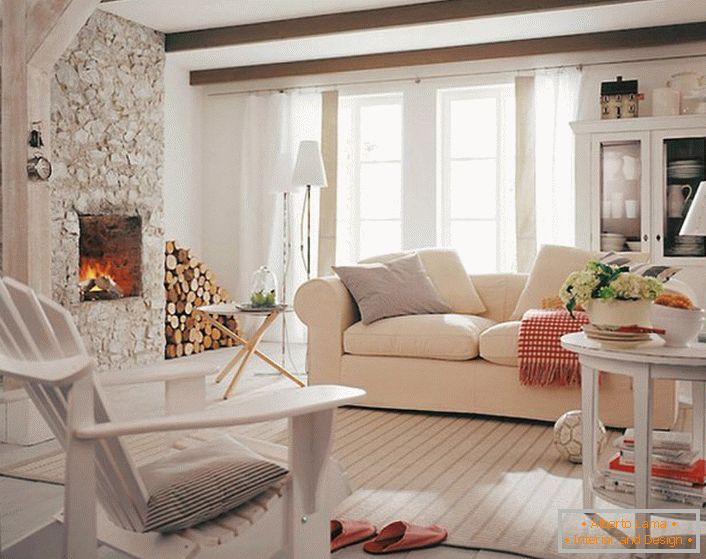 Una acogedora sala de estar en estilo rústico para una pequeña casa de campo.