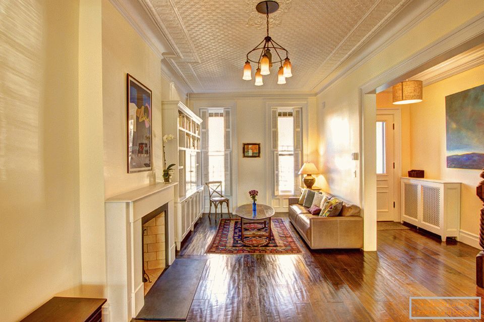 Interior de una pequeña sala de estar en un estilo victoriano