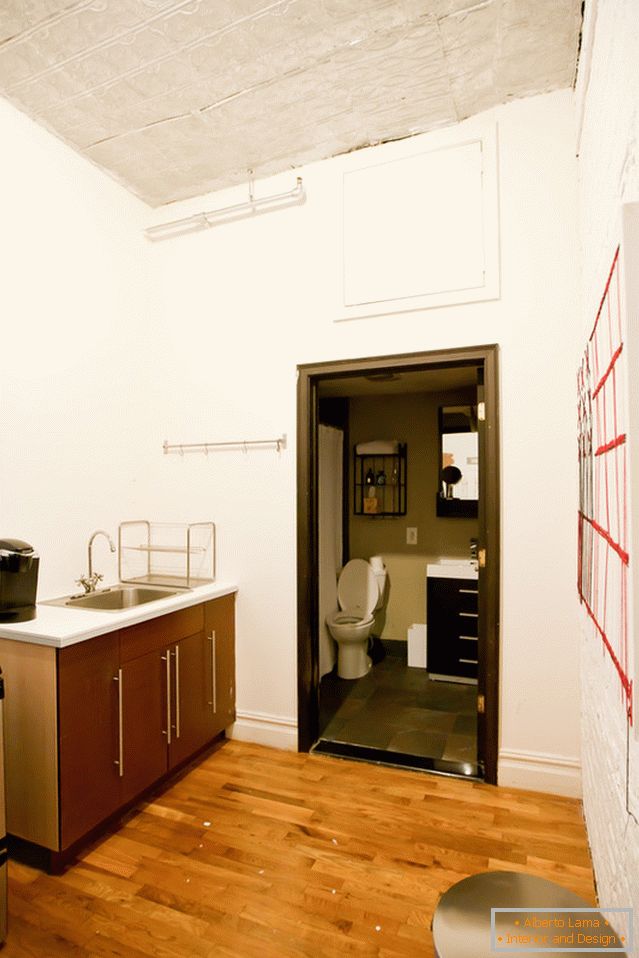 Cocina y baño de un elegante apartamento en Brooklyn
