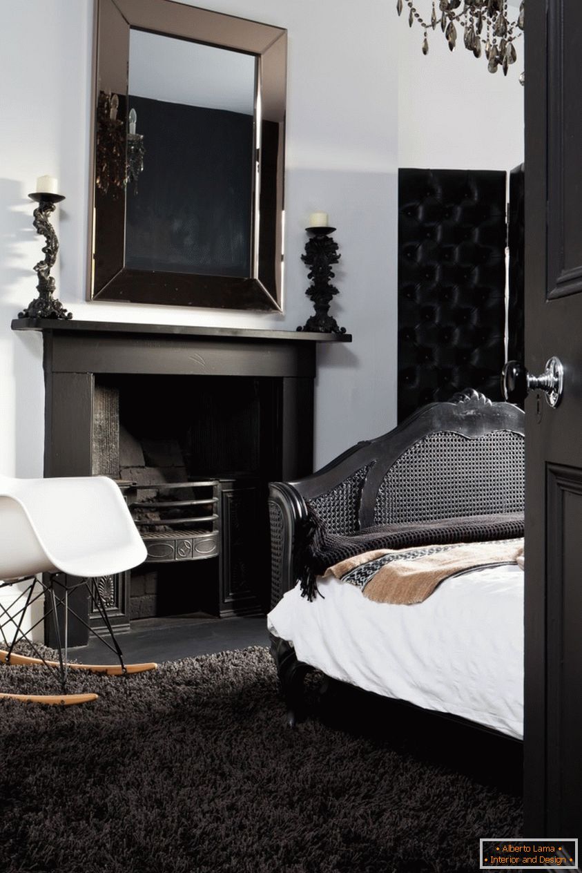 Una hermosa combinación de blanco y negro en el interior del dormitorio