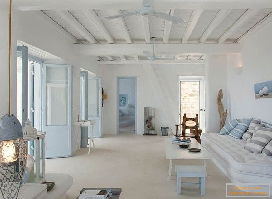 Sala de estar en estilo griego con techo de vigas