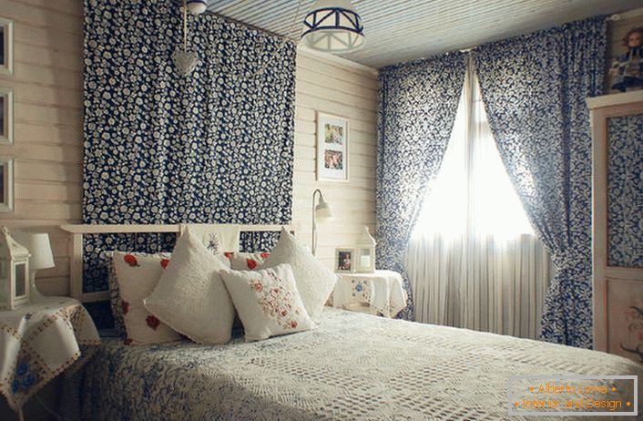 Habitación luminosa y acogedora al estilo del campo en una pequeña casa en el sur de España. La idea del diseñador se realiza para el dormitorio de una niña.