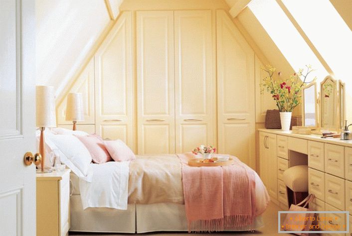La habitación en el estilo rústico está decorada en suaves tonos rosas y beige.