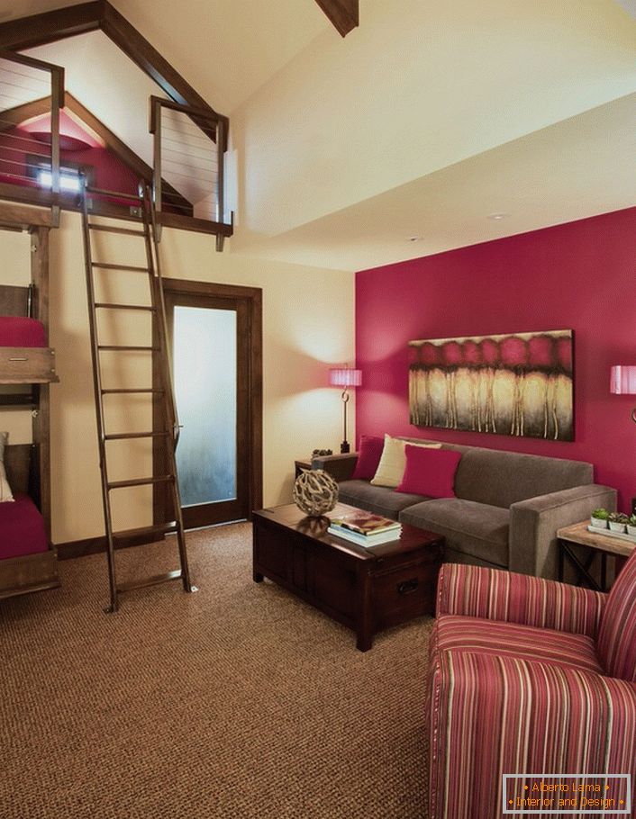Interesante diseño de un dormitorio en un estilo rústico. Los detalles más notables del interior se pueden llamar una cama de madera de dos pisos y una litera, que se puede alcanzar con una escalera de tijera de madera. Una habitación elegante hace un diseño de color púrpura oscuro, que no se puede llamar popular, si se trata de un país rural.