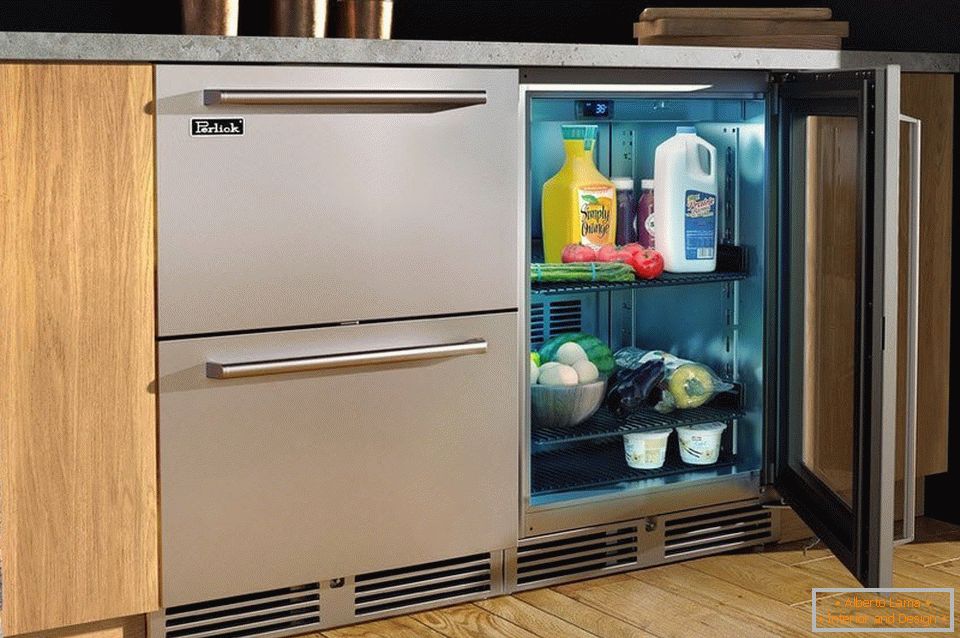 Refrigerador debajo del área de trabajo en la cocina