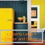 La combinación de una pared gris y un refrigerador amarillo