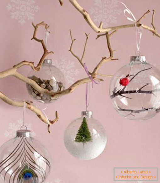 Bolas de Navidad transparentes con decoración en el interior
