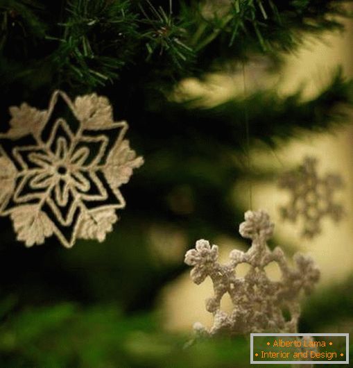 Juguetes tejidos en el árbol de Navidad