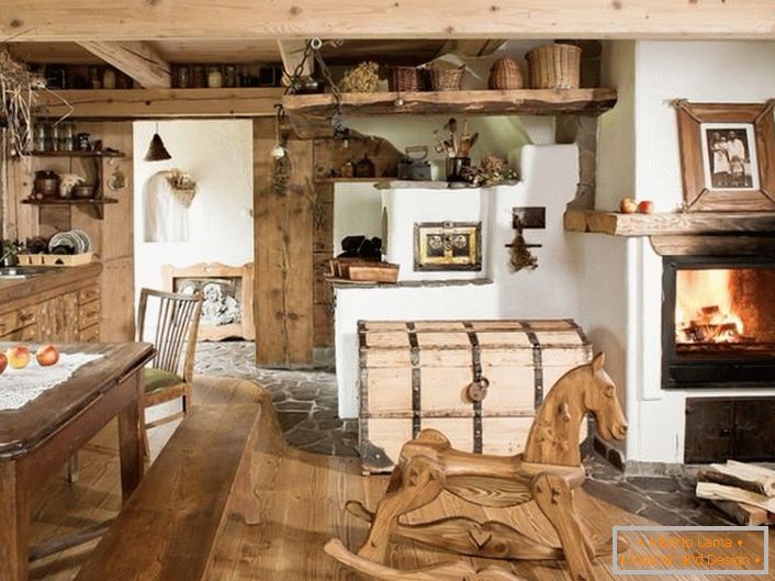 Muebles de madera maciza, una gran chimenea de horno, incluso los platos corresponden al estilo.