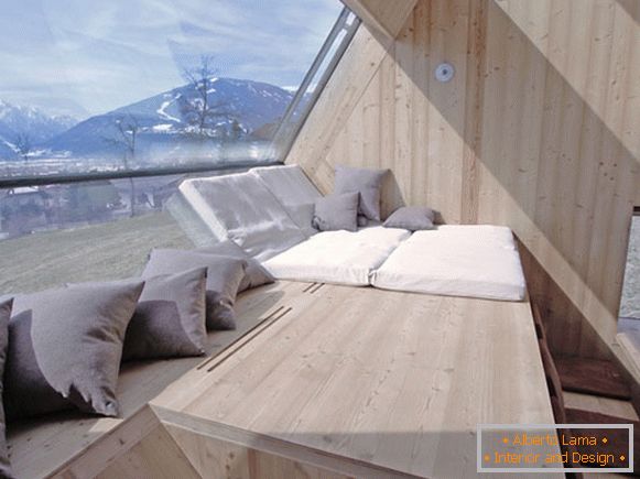 Área de descanso en el alféizar de la pequeña cabaña Ufogel en Austria