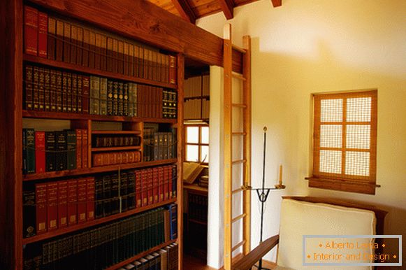 Biblioteca en una pequeña casa Innermost House en el norte de California