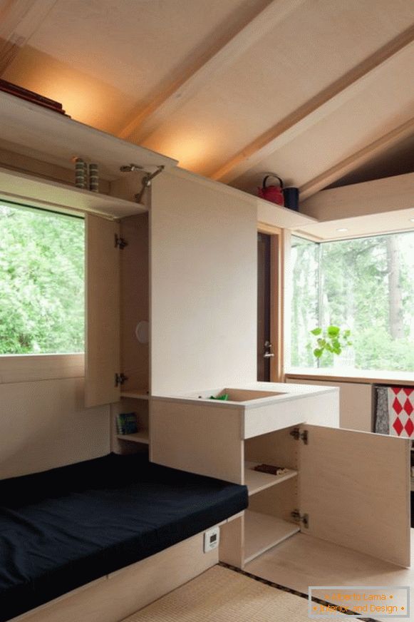 Sistemas de almacenamiento en una pequeña casa de campo en Finlandia