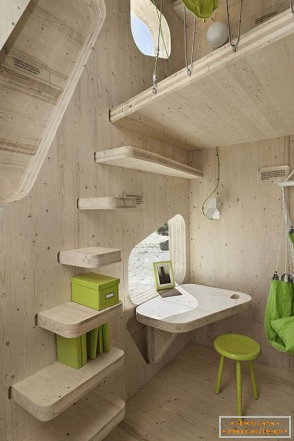 Gabinete de una pequeña cabaña de madera