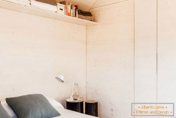 Dormitorio de una pequeña cabaña móvil