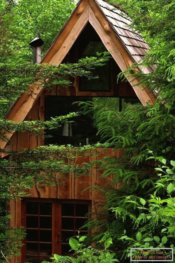La apariencia de una pequeña cabaña forestal en Japón