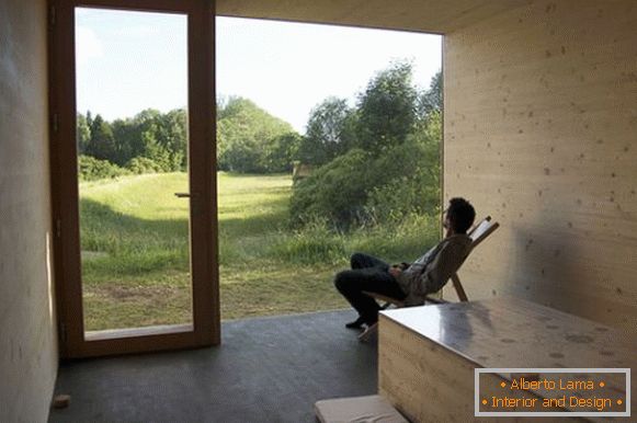 Interior de una pequeña casa ecológica en Francia