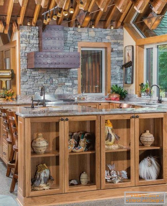 Isla de cocina elegante con decoración en los estantes