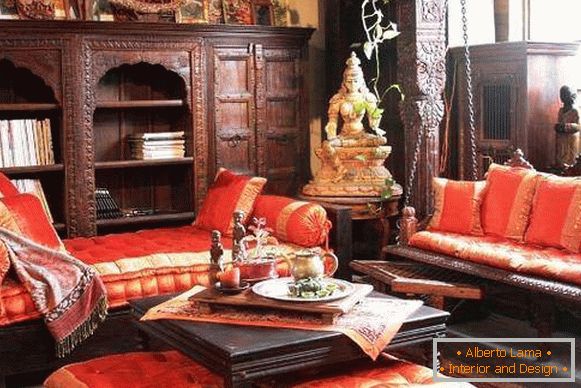 Estilo indio en el interior con muebles originales y textiles