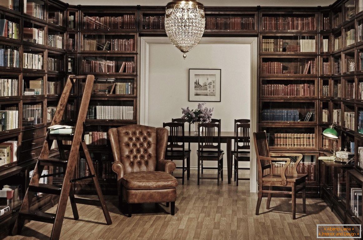 Biblioteca casera con armarios de madera