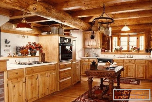 Interior de la cocina de una casa de madera - foto de madera