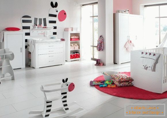 El espacioso interior de la habitación de los niños en tonos blancos
