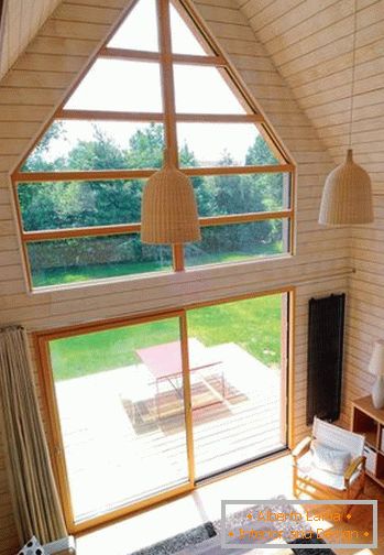 Ventana y puertas de vidrio en una pequeña casa de madera