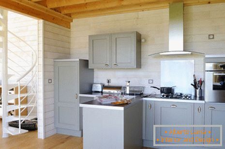 Cocina en una pequeña casa de madera