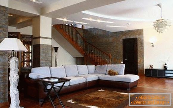 Interior de la sala de estar con una escalera en una casa privada - foto de un hermoso diseño
