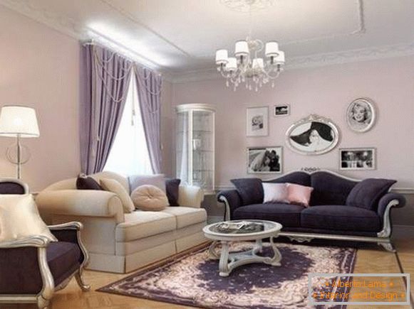 El interior de la sala de estar clásica en una casa privada в сиреневых тонах