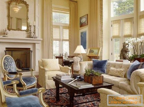 Lujoso interior de una sala de estar en una casa privada en el estilo de un clásico