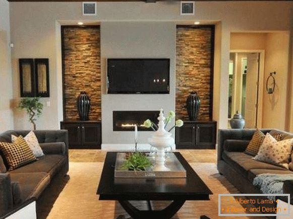 Interior moderno de una sala de estar con chimenea en una casa privada - foto