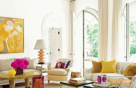 Interior amarillo-rosado de la sala de estar - foto en estilo moderno
