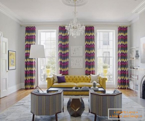 Sala de estar gris amarillento en un estilo moderno en la foto