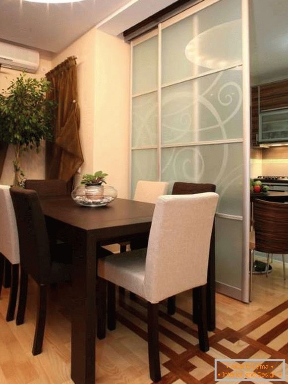 Particiones de vidrio entre la cocina y el comedor sala de estar en una casa privada